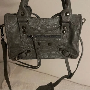 Väska  - I jätte fint skick, spegel finns till väskan. 