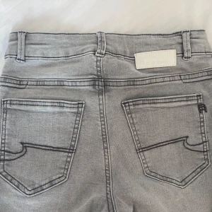 WE-fashion jeans - Jeansen är i bra skick som är köpta på zalando i barnstorlek, säljer för att dom är försmå💗 dom är lågmidjade och flare. Kostade ca 550kr när jag köpte dom