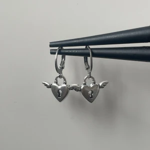 #009 örhängen 🩷 - Säljer dessa fina örhängen! Finns bara i silver. Säljs i par för 25kr eller styck för 15kr.