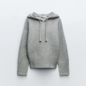 Zara stickad hoodie  - Säljer min slutsålda zara hoodie då den inte kommer till användning.  Väldigt fint skick i storlek S😇