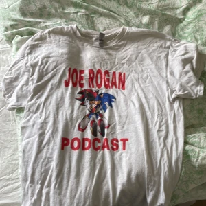 Vit t shirt Joe rogans podcast - Vit t shirt från red bubble. Perfekt skick