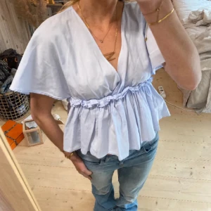 Superfin blus - Jättesnygg blus från Zara som är helt slutsåld. Helt okej skick, har lite fläckar på mig (fråga om fler bilder) Storlek L men skulle säga att den passar S o M💞 