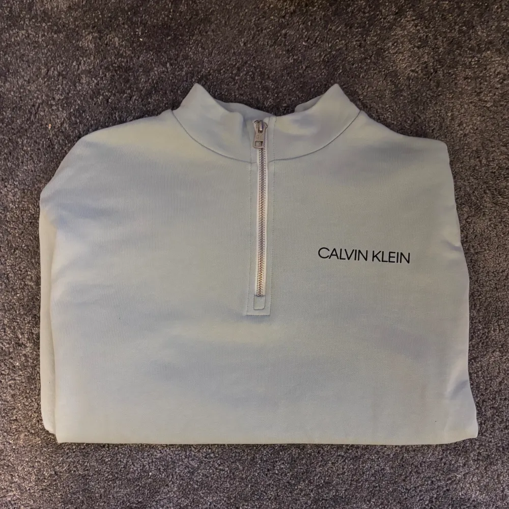 Calvin Klein zip som är i nyskick använda vid ett tillfälle👍har en jeans logotyp på baksidan av tröjan😄 strl 16 år men passar som S👌 Pris:299kr. Tröjor & Koftor.