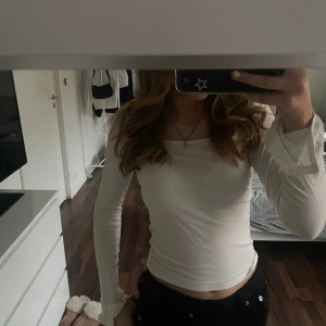 Gina Tricot soft touch jersey top - Säljer denna vita tröjan från gina tricot. Den är i mycket gott skick och säljer pga att den ej kommer till användning.