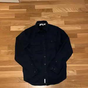 Original Penguin overshirt i färgen mörkblå. Köpte förra året men aldrig blivit använd, endast testat den. 