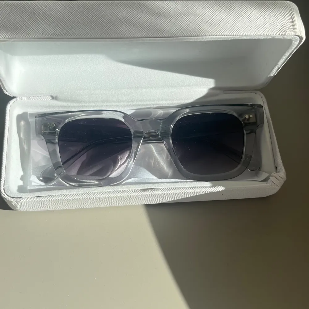 Säljer dessa chimi solglasögon i 04 då dom inte kommer till användning. Glasögonen är knappt använda och har inga defekter eller tecken på användning. Ordinarie pris 1350kr. Pris kan förhandlas.. Övrigt.