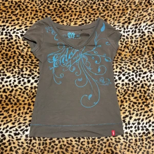 2000s edc topp - ✰*฿✩‧₊˚ läs köpvillkoren innan du köper ✰ storlek XS, sitter figurnära, skickar inga bilder på ✰ inga märkbara defekter men tänk på att det är ett sparsamt använt second hand-plagg ✰ skriv gärna om du har några frågor💋
