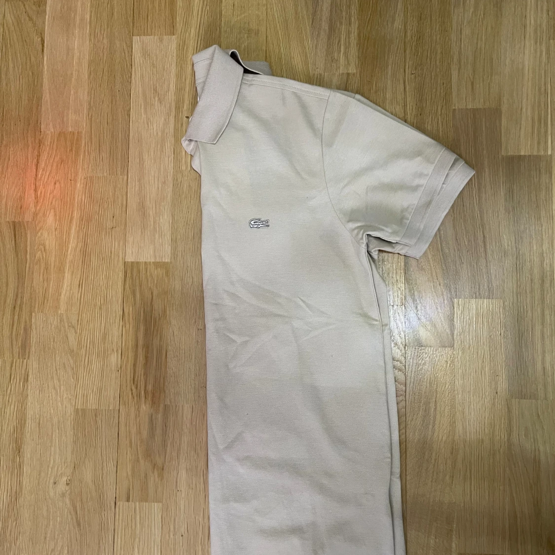 Krämvit Lacoste pikétröja  - 90