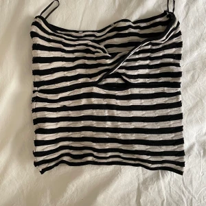 Randig tubtopp - Så fin tubtopp perfekt till sommaren!! Säljer för att den inte kommer till användning