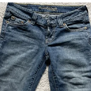 American eagle jeans bootcut  - Jätte snygga vintage bootcut jeans från American eagle! Storlek 0 long! Så passa någon som har storleken 25-27 och är 165+ ❤️Jätte fint skick! (Inte lånade bilder)