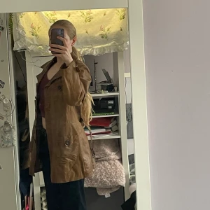 ”Skinn”jacka - Jacka i fejkskinn i storlek 42, från Lindex. Är i använt skick och saknar en knapp.