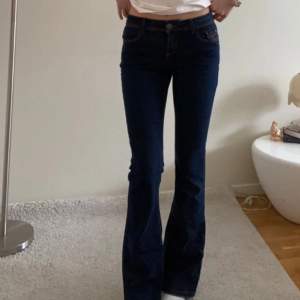 Lågmidjade bootcut jeans!! Innerbenslängd: 75. Midjemått tvärs över: 35💘 ( jag bär vanligtvis storlek S/34 och är 165 cm) föreslå gärna pris!