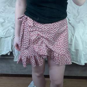 Nu säljer jag denna söta kjolen som jag köpte på shein för ungefär ett år sedan, har sällan använt den så den är i bra skick. Perfekt nu mot sommaren. Skriv privat för fler bilder eller frågor! 🩷ta en titt på mina andra annonser 🩷