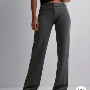 Kostymbyxor - Snygga lågmidjade kostym byxor som inte används längre💗midjemått: 38 cm rakt över, innerbenslängd: 82 cm