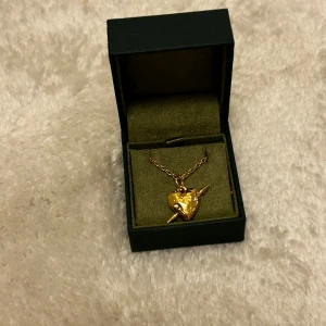 Maria Nilsdotter halsband - Halsband från Maria Nilsson i guld! Det är precis ompleterat hos Maria Nilsdotter och aldrig använt sen dess så halsbandet är i nyskick! Nypris: 3 495kr