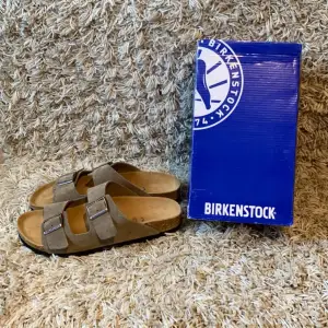 Nya tofflor från birkenstock som aldrig används. Har varit vinter och då inte kunnat använda dom nu har jag tröttnat på dom. Kontakta mig vid frågor 💯🤝