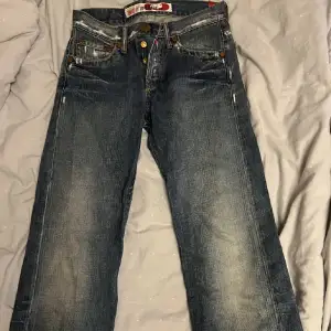 obs! Lånade bilder 1&2. INTRESSEKOLL dessa URSNYGGA jeans har innerbenslängd på ca 72cm (uppsydda) och midja ca 40,5cm. Kom med bud 💗