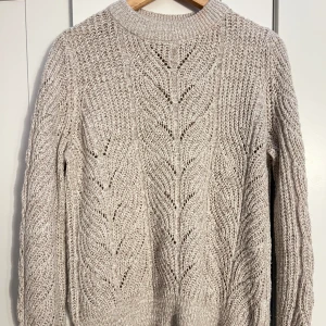 Stickad tröja  - Säljer denna tröjan . OBJECT i storleken m, men passar även för de med stolen. Xs/S. Säjer den för 79 kroner. Endast använd en gång 💗
