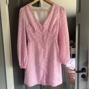 Rosa sommarklänning - Rosa sommarklänning från Nelly. Aldrig använd. Säljs då den är för liten. Köparen står för frakten!💕