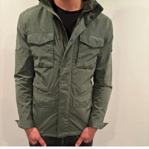 J Lindberg jacka - Säljer denna sjukt feta j Lindberg jackan i storlek M. Köpt från fashion store men den var för stor. Finns en liten defekt och de är ett pytte litet hål på ryggen se bild 3.Nypris runt 5000kr. Kan tänka mig byten mot likadan fast storlek S