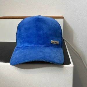 Maggiore keps - Blå maggiore keps. Den är sparsamt använd och har knappt några tecken på användning. Det finns en liten defekt som kan skickas privat. Hör av dig vid minsta fundering