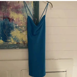 Satinklänning - Perfekt klänning till sommaren!! Öppen i ryggen med snörning, Str m men passar även S då man kan justera snörerna. 