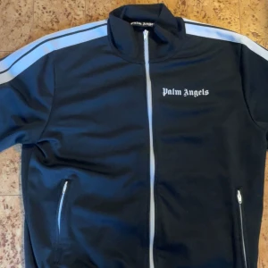 Palm angels tröja  - Väldigt bra skick palm angels tröja säljer pga av inte den så mycket. Skriv om ni vill ha fler bilder. 