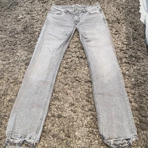 Gråa jeans - Skriv ock fråga om mått!❤️ De har ett litet hål i grenen, förutom de dö är dom i mycket bra sick! Säljer för att jag inte har andvända dom på över 6 månader