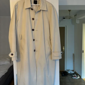 Trenchcoat  - Trenchcoat från Mennace. Säljer då den aldrig används. 