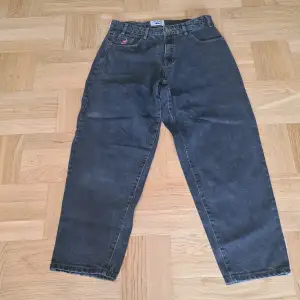 Säljer Cash Only baggy jeans, storlek 32, gråsvarta mörkgrå. Bra skick finns inget slitage. Köpta på Junkyard.