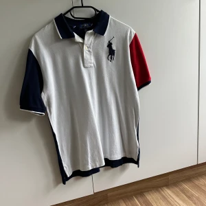 Ralph Lauren Piké  - Säljer denna sjukt snygga piké! Den är i riktigt grymt skick. Inköpt från kidsbrandstore, men passar bra på de som vanligtvis bär M.     Priset är ej hugget i sten!
