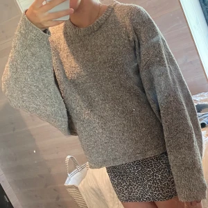 Stickad tröja - Skorv angående mått och prisförändringar!❣️Sicket e bra, men har andvänds ett antal gånger. Säljer för att jag inte är så säker på ut tröjan sitter på min kropp. Även fast den var supermysig och hade ett skönt matreal!🫶🏼💕