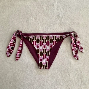 Mönstrad bikiniunderdel - Vintage bikinitrosor i coolt mönster och med knytningar på sidan! Aldrig använd av mig utan endast provad, tvättad 💘