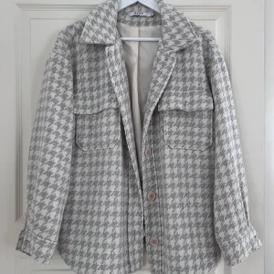 Mönstrad jacka - Mönstrad jacka från NA-KD. Använd men fortfarande i fint skick!