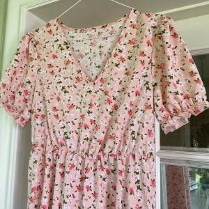 Sommarklänning  - Fin lätt sommarklänning nyskick 