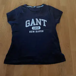 Marinblå Gant t-shirt - Storlek L - Sparsamt använd - Köparens står för frakten - Inga returer - Betalning via köp direkt 