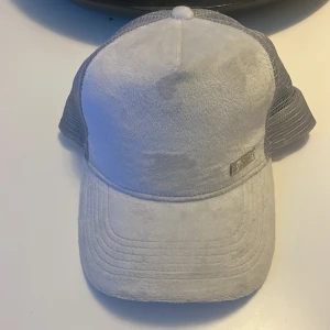 Maggiore keps  - En vit maggiore keps som är i bra skick och använd typ 4 gånger 