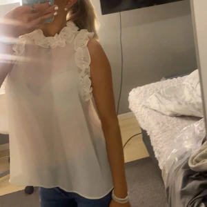 Vit blus  - Använt 1-2 gånger. Väldigt fint skick. Genomskinlig. Från zara. Passar även folk som bär vanligtvis S. 