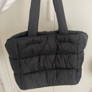 Puffig totebag från Gina Tricot - Kommer aldrig till användning. I mycket gott skick😊☀️