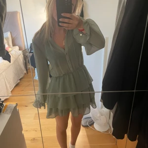 Klänning - Superfin klänning från zara! Nästintill helt oanvänd💕 
