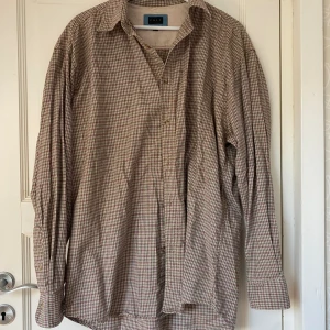 Rutig skjorta - En fin rutig skjorta som är beige, röd och grön. Väldigt luftig och skön. Säljer då den är för stor för mig. Bra skick! 