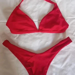 Sommar bikini - Helt ny har ej använd den. Har ej kvitto eftersom det fick jag som packet. Storleken vet jag ej det står inte. Men det ser ut som storlek M