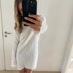 Söt klänning  - Söt klänning med djup rygg från bershka