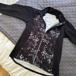 Träningsjacka  - Skönt material som andas och perfekt att använda innan, under eller efter träning 