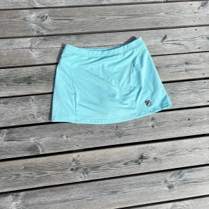 Tenniskjol från Fila, med inbyggda shorts - Y2k Style  Storlek: S Mycket bra skick 