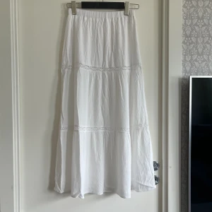 Långkjol - Säljer den populära lång kjolen från hm❣️Säljer då den är för liten för mig, jättefint skick! Storlek XXS men passar även som XS