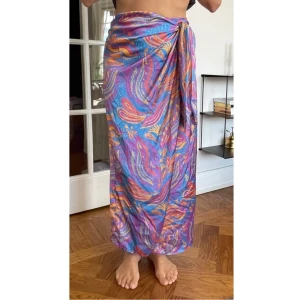 Omlottkjol / sarong - NY - Fin omlottkjol / sarong i lyxig silkig kvalitet. Helt ny och oanvänd. 