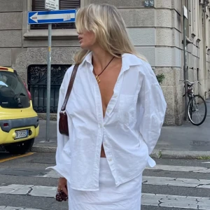 Djerf avenue skjorta - Jag säljer min Djerf skjorta i storlek S då den är för liten. Jag är 178 så den blir lite kort. Skjortan är använd max 2 ggr och är i super skick. Nypris är 1099kr