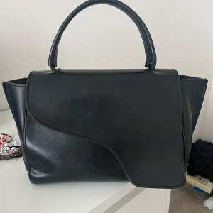 ATP väska - svart atp väska som är köpt på plick ca 8 månader sedan för 2300, bra men använt skick, några repor osv vilket syns på bilden, därav priset.