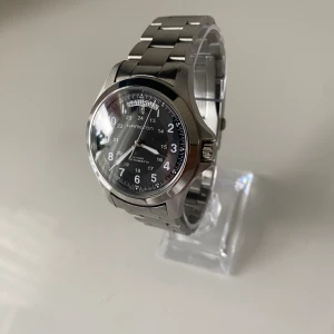 Hamilton Khaki Field King Automatic  - • Modell: Hamilton Khaki Field King Automatic  • Storlek: 40mm • Referens: H64455133 • År: 2023 • Skick: Mycket Bra • Medföljer: Fullset